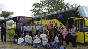 雲林縣府4線公車暑假免費搭雲林縣政府自7月1日起開辦4條免費公車路線，28日由縣長李進勇（後排右6）等人宣布起跑，屆時民眾只要憑一卡通、悠遊卡等電子票證刷卡搭乘，一率免費。（雲林縣政府提供）中央社記者江俊亮傳真　107年6月28日