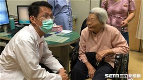 光田綜合醫院大腸直腸外科主任吳喬森（左）為90歲的蔡阿嬤看診。（圖／光田綜合醫院提供）