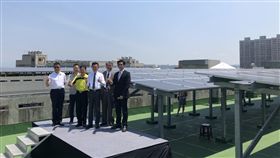竹市府推29校屋頂種電　估年減碳達3千噸新竹市政府打造校園綠能屋頂，在29所校園設置太陽能光電發電系統，28日正式宣布啟用，估算年平均減碳量可達3000公噸，也有助下方頂樓教室降溫3至4度。右3為新竹市長林智堅。（新竹市政府提供）中央社記者管瑞平傳真　107年6月28日