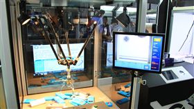 解密科技台中特展將登場（2）經濟部技術處主辦「2018解密科技寶藏–眾力方程式」特展，29日起在台中文創園區正式登場，28日開幕式中搶先曝光各項創新科技，邀請民眾在展期間親自造訪體驗。中央社記者蘇木春攝　107年6月28日