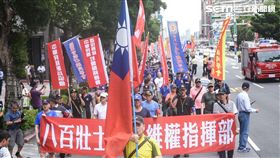 八百壯士繞行立法院抗議。 （圖／記者林敬旻攝）