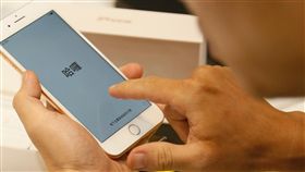 果迷試用新機（1）蘋果iPhone 8系列新機22日正式開賣，亞太電信高雄建國門市推出限量優惠，果迷在付款後立即檢查手機功能。中央社記者董俊志攝  106年9月22日