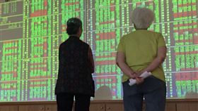 台股開低走低（2）台北股市28日開低走低，終場下跌46.75點、跌幅0.44%、收在10654.28點，成交值新台幣1313.99億元。中央社記者董俊志攝　107年6月28日