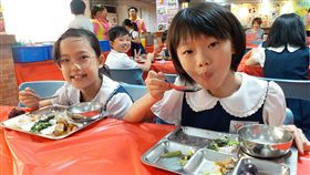 福星國小推護眼餐　多管齊下護視力台北市福星國小發想「護眼餐」，在營養午餐添加深海魚、深綠色蔬菜，並持續搭配各項護眼措施，希望能延緩孩子近視度數增加或發生。（台北市教育局提供）　中央社記者梁珮綺傳真　107年6月28日