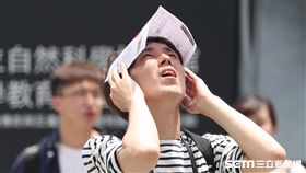 天氣穩定　台北悶熱依中央氣象局預報，全台各地4日天氣穩定，氣溫持續回升，各地高溫約在攝氏32至35度間，民眾易感悶熱。圖為走在台北街頭的民眾以紙張遮擋陽光。中央社記者吳翊寧攝　107年6月4日