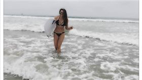 ▲瑞莎產後身材依然火辣如昔。（圖／翻攝自臉書）