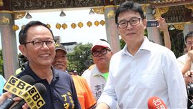 姚文智丁守中出席祭典（1）國民黨台北市長參選人丁守中（左）26日在大龍峒保安宮，出席台北市民間遊藝協會107年度霞海城隍文化祭遊行活動，與民進黨台北市長參選人姚文智（右）握手致意。中央社記者鄭傑文攝　107年6月26日