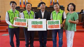 托育補助準公共化　林佳龍讚台中經驗成全國典範行政院規劃準公共化托育補助，把補助直接給家長，台中市長林佳龍（前中）28日表示，很高興台中經驗成為全國示範，市議員也呼籲中央給予台中的補助不要縮水，以免影響台中地區家長的福利。中央社記者趙麗妍攝　107年6月28日