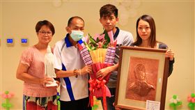 宋千正畢生創作罹癌  安寧團隊為他辦展圓夢衛福部台中醫院安寧團隊得知罹患口腔癌的藝術家宋千正（左2）有辦個展的心願，決定7月2日至13日在台中醫院舉辦宋千正個人畫展圓夢，28日舉辦展前宣傳活動，歡迎民眾前往欣賞為他鼓勵。中央社記者蘇木春攝　107年6月28日