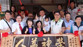 記者轉行當里長  蔡坤龍獲107年特優里長曾任媒體記者的嘉義市培元里長蔡坤龍（中抱女童者），獲選內政部107年特優里長，28日由嘉義市長涂醒哲（前左2）贈匾祝賀。中央社記者江俊亮攝  107年6月28日