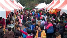 歲末寒冬送暖　澎湖家扶弱勢幸福滿滿（1）澎湖家扶中心「寒冬暖暖幸福滿滿」歲末送暖活動26日在縣府前廣場登場，園遊會現場80個愛心攤位與129個贊助單位在寒冷中送出滿滿的愛與溫暖，氣氛熱鬧。中央社  106年11月26日