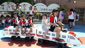 迷你普悠瑪開進幼兒園　教導孩子鐵路安全進駐於苗栗火車站的迷你普悠瑪電動車，27日開進苗栗市區一間幼兒園，透過試乘體驗，教導孩子各項鐵道交通安全觀念。（翻攝照片）中央社記者管瑞平傳真　107年6月27日