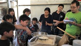 屏東縣府推6大遊學遊程（3）暑假來臨，屏東縣政府推薦6大遊學遊程，邀請民眾到屏東採可可果、上山打獵、釀小米露及製鹽滷豆腐。圖為恆春半島的DIY鹽滷豆腐遊程。（屏東縣政府提供）中央社記者郭芷瑄傳真　107年6月27日