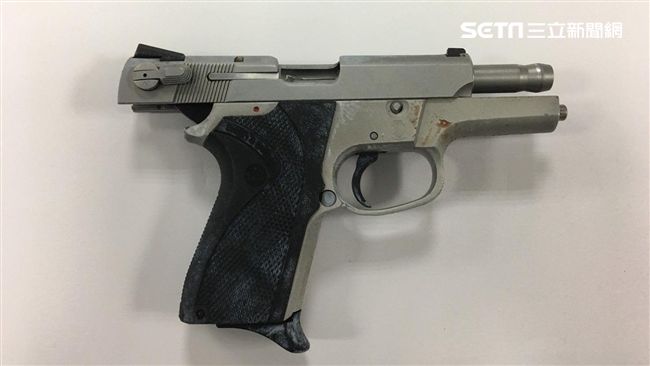 載到殺人槍手！他驚：塞大鈔後自轟