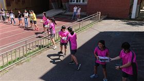 南庄圖書館休館半年　學子手傳搬書苗栗縣南庄鄉立圖書館即日起休館半年，進行館舍改善工程，27日舉辦「愛閱～書手相傳」活動，發動學子將分類綁成一疊疊的書籍，逐一傳送至暫置空間，象徵傳承鄉民對知識與智慧的熱愛。（苗栗縣政府教育處提供）中央社記者管瑞平傳真　107年6月27日