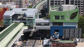 中捷豐樂公園站設計綠意  增添悠閒氣息台中捷運綠線將在年底試運轉，其中G12豐樂公園站，鄰近南苑公園、豐富公園及豐樂雕塑公園，車站出入口設計結合公園意象，採用大面積主題植生牆，不僅與綠地相互呼應，也讓原本快速、繁忙的捷運，增添一股自然悠閒的氣息。（台中市政府提供）中央社記者蘇木春傳真　107年6月27日