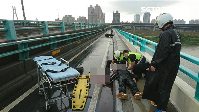 雨太大？騎士彈飛撞人行道無呼吸送醫