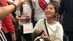 一名網友日前搭捷運時，遇到一位女學生自備椅子坐在捷運走道，完全不在乎其他乘客的眼光，讓他覺得非常沒禮貌。其他網友看到後掀起正反議論，有人指出學生的行為已違法，但也有網友護航「人家坐著礙到你了嗎？」（圖／翻攝自爆料公社）