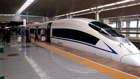 女乘客噴防曬　逼停中國高鐵因為一名女乘客在洗手間噴灑防曬噴霧，26日由鄭州開往安陽的中國高鐵G6602次列車，在行駛中被迫緊急停車，事後引發大陸媒體與民眾議論。圖為鄭州發車的高鐵。（中新社提供）中央社　107年6月29日