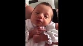 小嬰兒,奶嘴,中指,眼神,不屑,爆笑公社　圖／翻攝自臉書爆笑公社