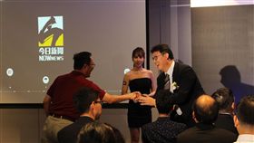 藍綠的台北市長候選人同台，丁、姚二人互相嘲諷引來現場哈哈大笑。(圖／姚辦提供)
