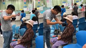 照顧生病阿嬤！暖孫拿碗「慢慢吹涼」溫柔餵一口粥　影曝光網秒掉淚(圖/翻攝自爆料公社)