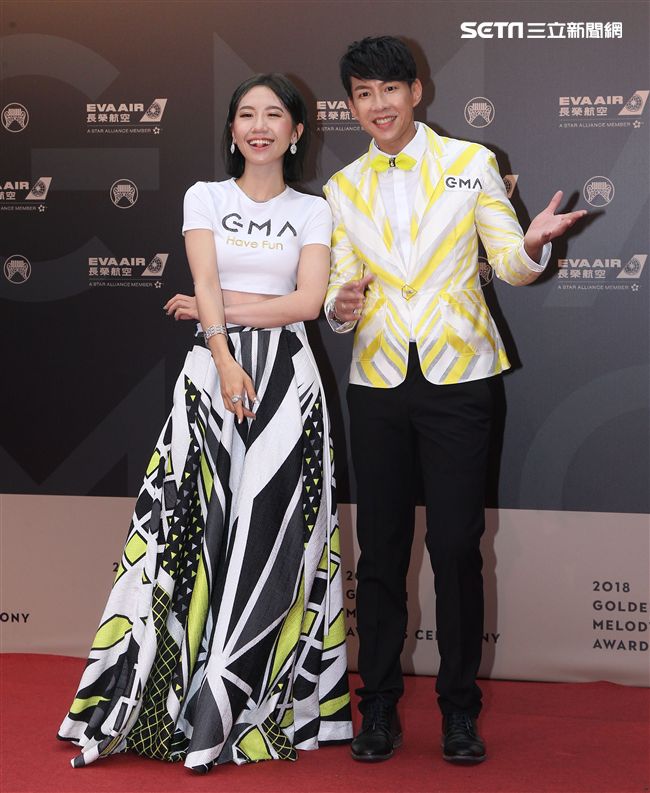 29屆金曲獎星光大道Dennis、Lulu（黃路梓茵）主持典禮紅毯。（記者邱榮吉/攝影）