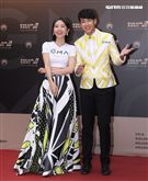 29屆金曲獎星光大道Dennis、Lulu（黃路梓茵）主持典禮紅毯。（記者邱榮吉/攝影）