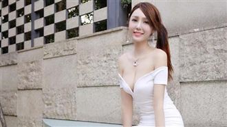 海倫清桃露腿裝忙　1小時僅接1客