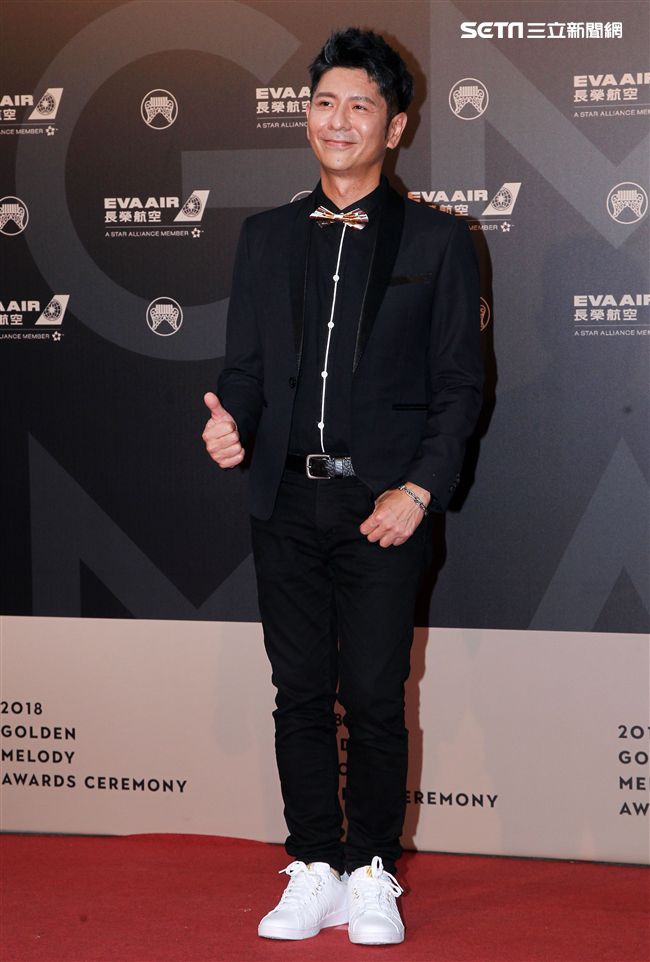29屆金曲獎星光大道荒山亮。（記者邱榮吉/攝影）
