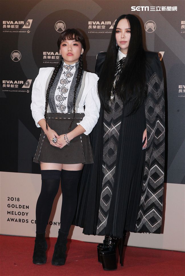 29屆金曲獎星光大道張惠妹、安那。（記者邱榮吉/攝影）