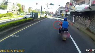 阿伯騎車彈菸頭　菸灰飄騎士臉爆口角