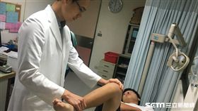 醫師王證琪（左）提醒，因車禍等意外造成關節受傷，應盡速就醫，在急診初步診治後仍需尋求專業的骨科醫師接續評估及治療。（圖／南投醫院提供）