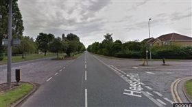 剛拿到駕照的老翁在超市路口撞死一名婦人。（圖／翻攝BBC NEWS）