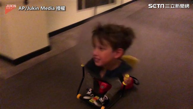 弟弟走廊開心玩搖搖車　下一秒就GG