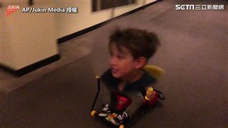 弟弟走廊開心玩搖搖車　下一秒就GG