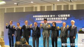 ▲辜仲諒接任棒協理事長，民進黨大老祝賀。（圖／記者蕭保祥攝）