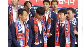 ▲韓國隊球星孫興慜回國被丟雞蛋。（圖／截自韓國媒體）