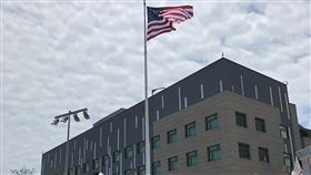 AIT新館落成  美國國旗飄揚（1）歷時9年、耗資約2.55億美元（約新台幣76億元）打造的美國在台協會內湖新館12日落成，美國國旗在旗桿上飄揚。中央社記者王飛華攝  107年6月12日