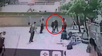 監視器曝光！艋舺公園男突持刀刺死女
