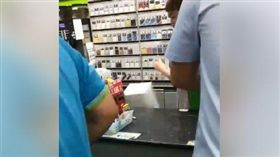 超商,店員,理貨,狠砸,商品,爆料公社　圖／翻攝自臉書