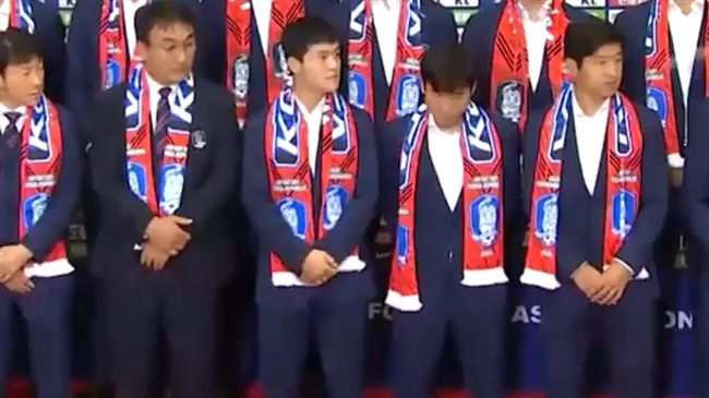 南韓隊返國記者會　激進球迷蛋洗球員