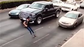 墨西哥,馬路,高跟鞋,驚悚,講電話,分心,車禍,車底
https://www.youtube.com/watch?v=-cEPsvRIEFA