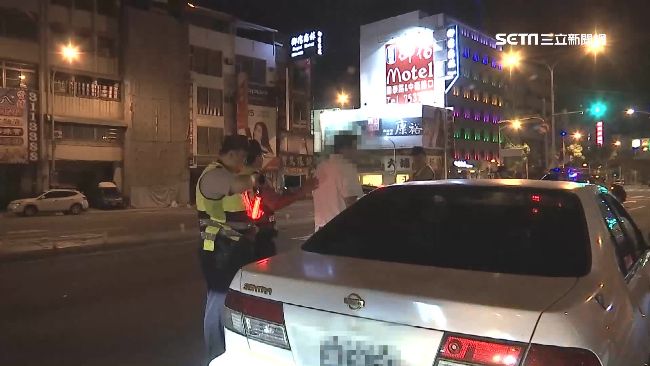 違規迴轉遇警攔　他被逼路旁小解看光