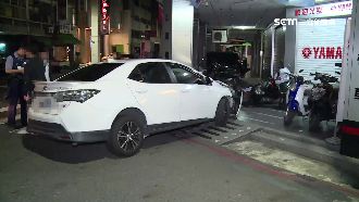 轎車駕駛閃老翁　「保齡球式」撞機車