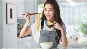 曾莞婷代言乾麵狂賣20萬包 直播自誇下麵好吃／業配