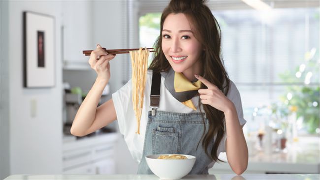 曾莞婷誇下麵好吃　乾麵狂賣20萬包
