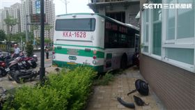 公車,人行道,機車,全毀,消防隊,超車,蘆洲