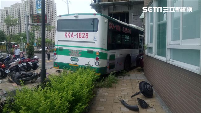 驚！公車撞進人行道　10機車遭波及