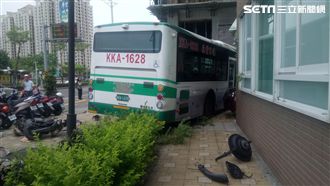 驚！公車撞進人行道　10機車遭波及
